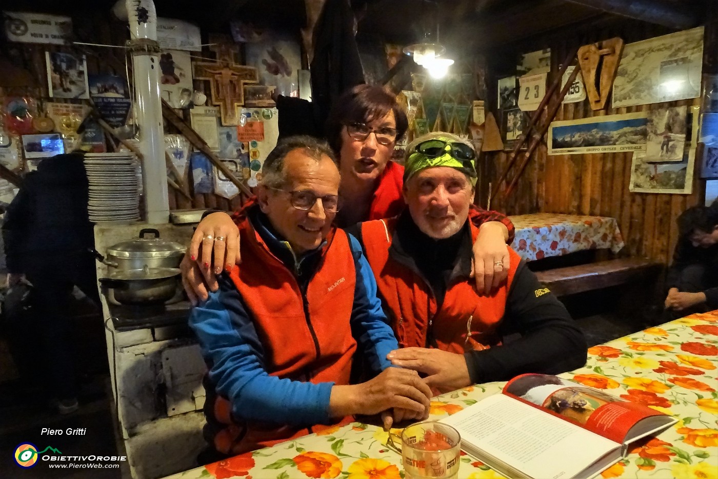 97 Col mitico alpinista-rifugista Silvio Visini e Terresa , mia ax-alunna.JPG